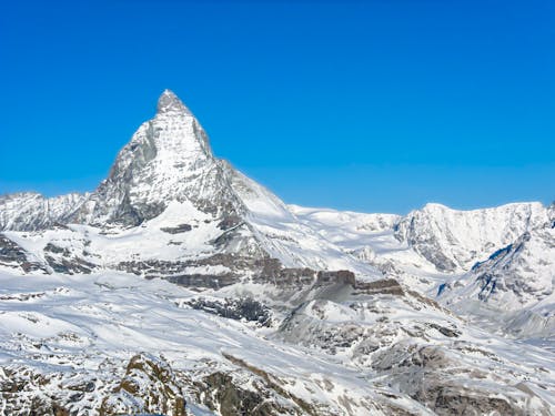 Kostenloses Stock Foto zu blauer himmel, felsiger berg, jahreszeit