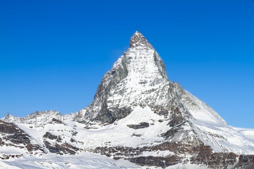 Kostenloses Stock Foto zu blauer himmel, gipfel, landschaft