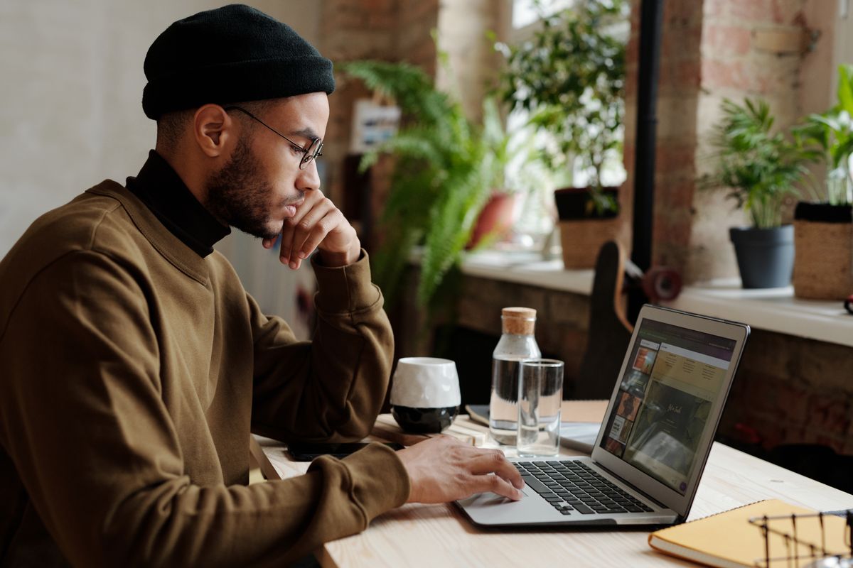 Formateur indépendant gérant son organisme de formation sur son ordinateur portable