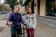 朋友们在户外随意交谈，拥抱健康意识