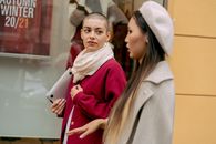 时尚女性在交谈中展示秋季服装与城市风格