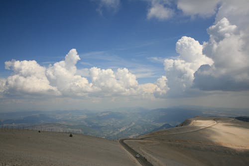 Immagine gratuita di catene montuose, cielo azzurro, formazione delle nuvole