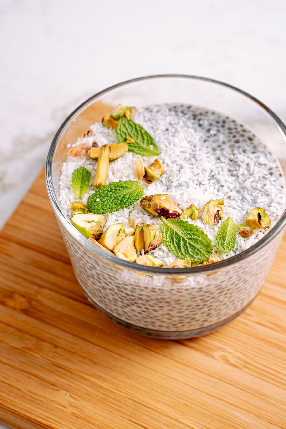 Pudding hạt chia với hạt dẻ cười và dừa