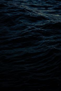 在澳大利亚勃朗特海滩拍摄的海浪，黑暗而喜怒无常