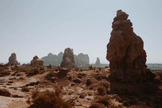 沙漠地区植被干燥，粗糙砂岩地层的景色十分壮丽