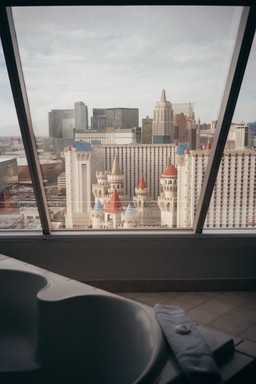бесплатная Современный город за окном в ванной комнате Стоковое фото