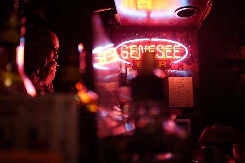 Бесплатное стоковое фото с алкоголь, бар, вывески