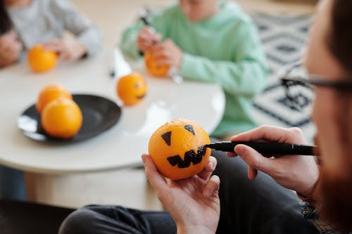 Een Man Die Jack O Lantaarn Uit Sinaasappelen Maakt