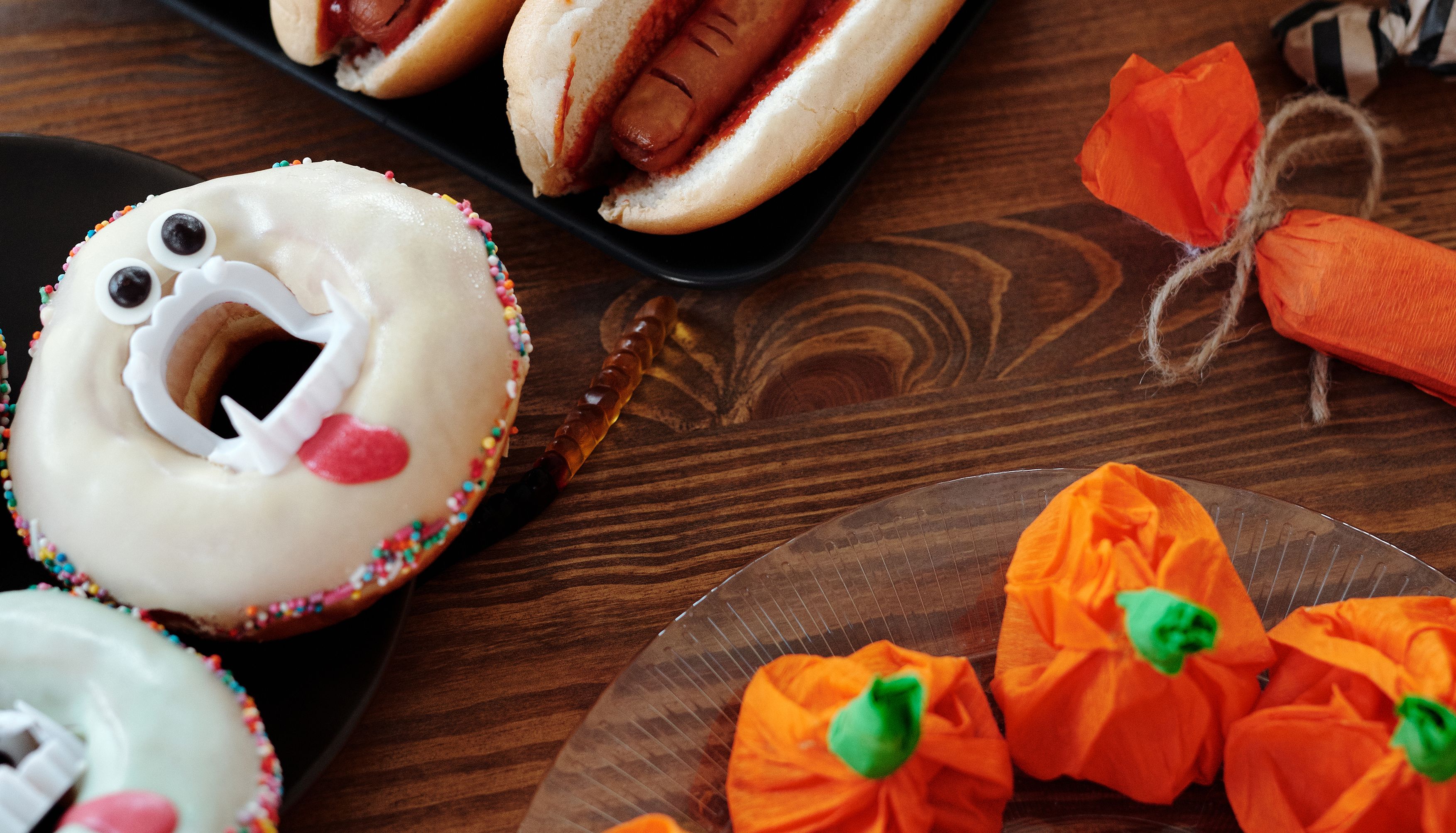 Hot dogi z parówkami ponacinanymi na kształt palców
