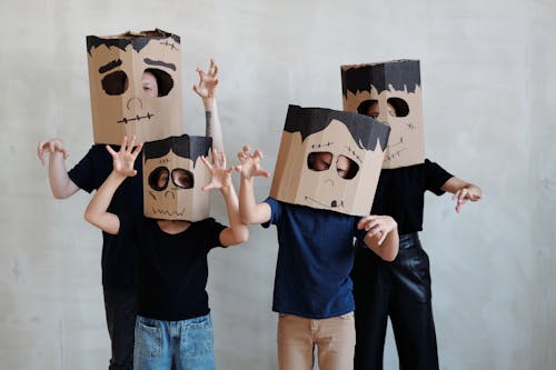 Une Famille Portant Un Masque De Boîte En Carton Bricolage