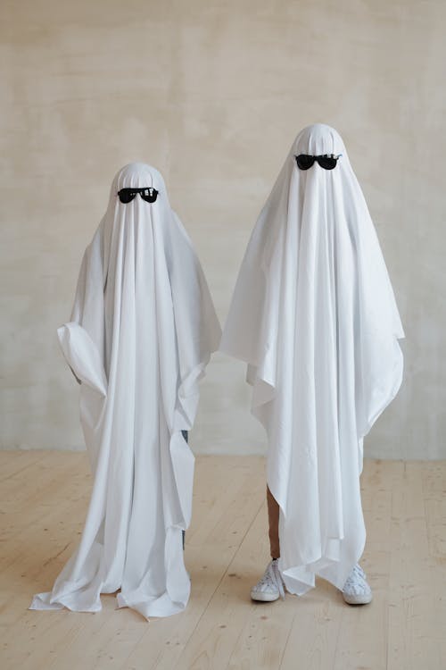 Twee Personen Die Een Wit Halloween Kostuum Dragen