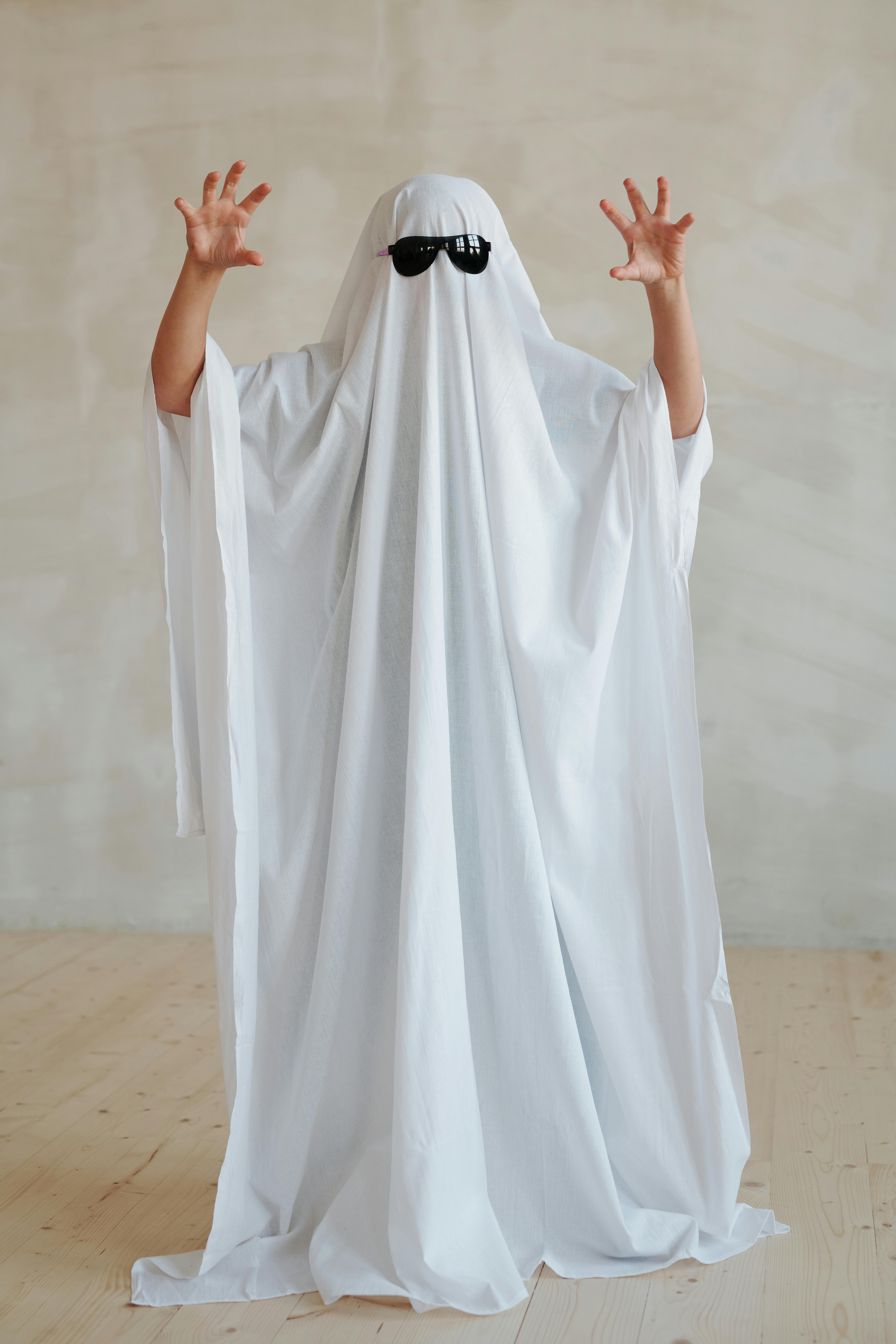 aceptable Delincuente inversión Person Wearing White Halloween Costume and Sunglasses · Free Stock Photo