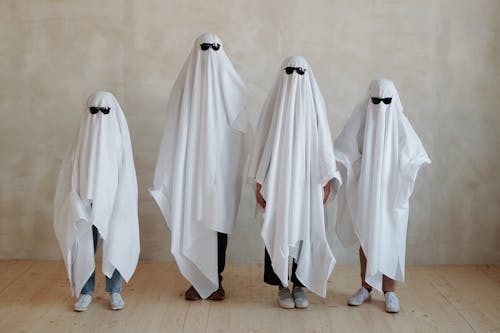 Eine Familie, Die Weißes Halloween Kostüm Trägt