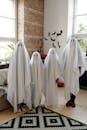 一家人穿着白色床单扮成鬼魂，在现代家庭里度过恐怖的万圣节