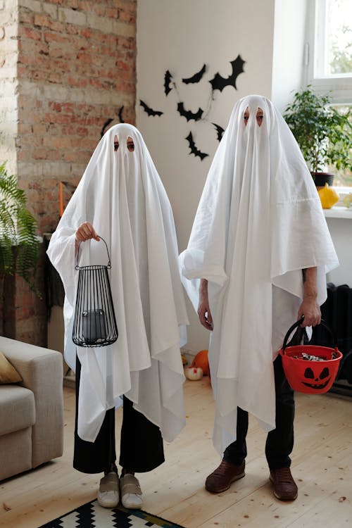 幽霊の衣装を着た人々