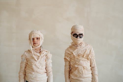 Twee Kinderen Die Mummiekostuums Dragen