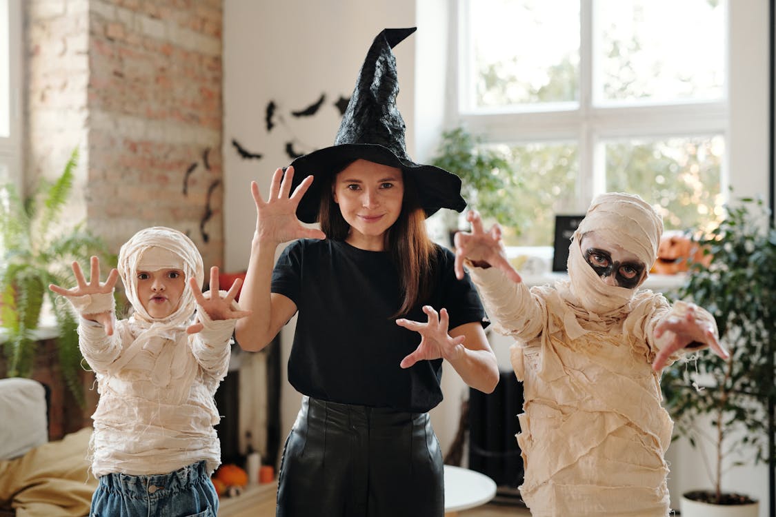 Resultado de imagem para fantasia familia  Family halloween costumes,  Family costumes, Halloween costumes