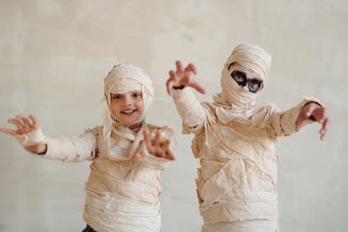 Zwei Kinder, Die Ein Mumienkostüm Tragen