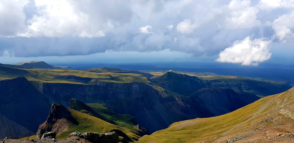 Peisaj văzut de pe un vârf de munte