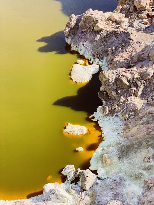 Photos gratuites de cailloux, eau verte, étang de carrière