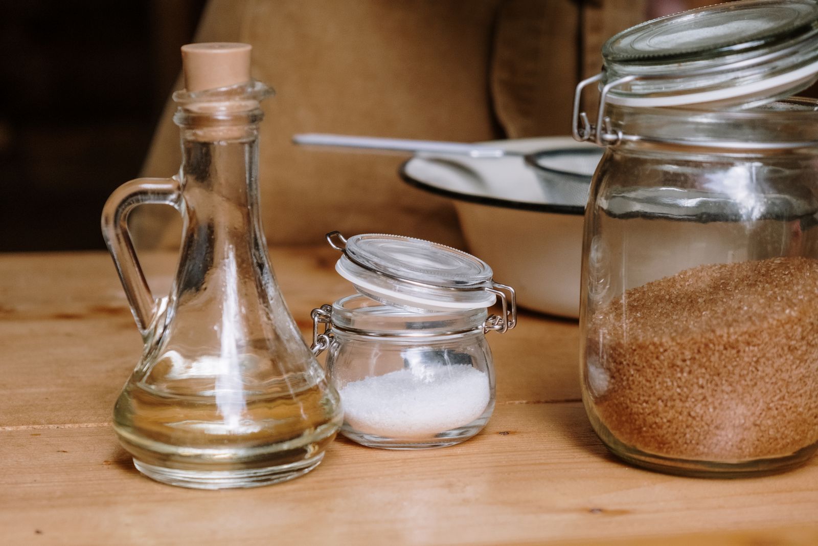 Skleněné nádoby s kuchyňskými ingrediencemi — výběr oleje závisí na zamýšlené teplotě tepelné úpravy.