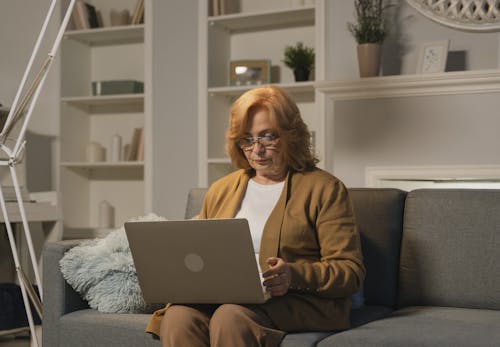 anneanne, gözlük, hobi içeren Ücretsiz stok fotoğraf