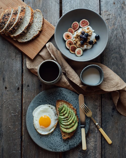 Servi Un Petit Déjeuner Sain Sur Une Table En Bois