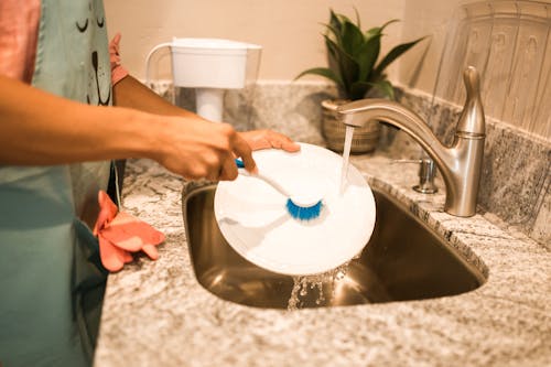 Personne Lavant Du Savon Bleu Et Blanc Sur Un évier En Acier Inoxydable