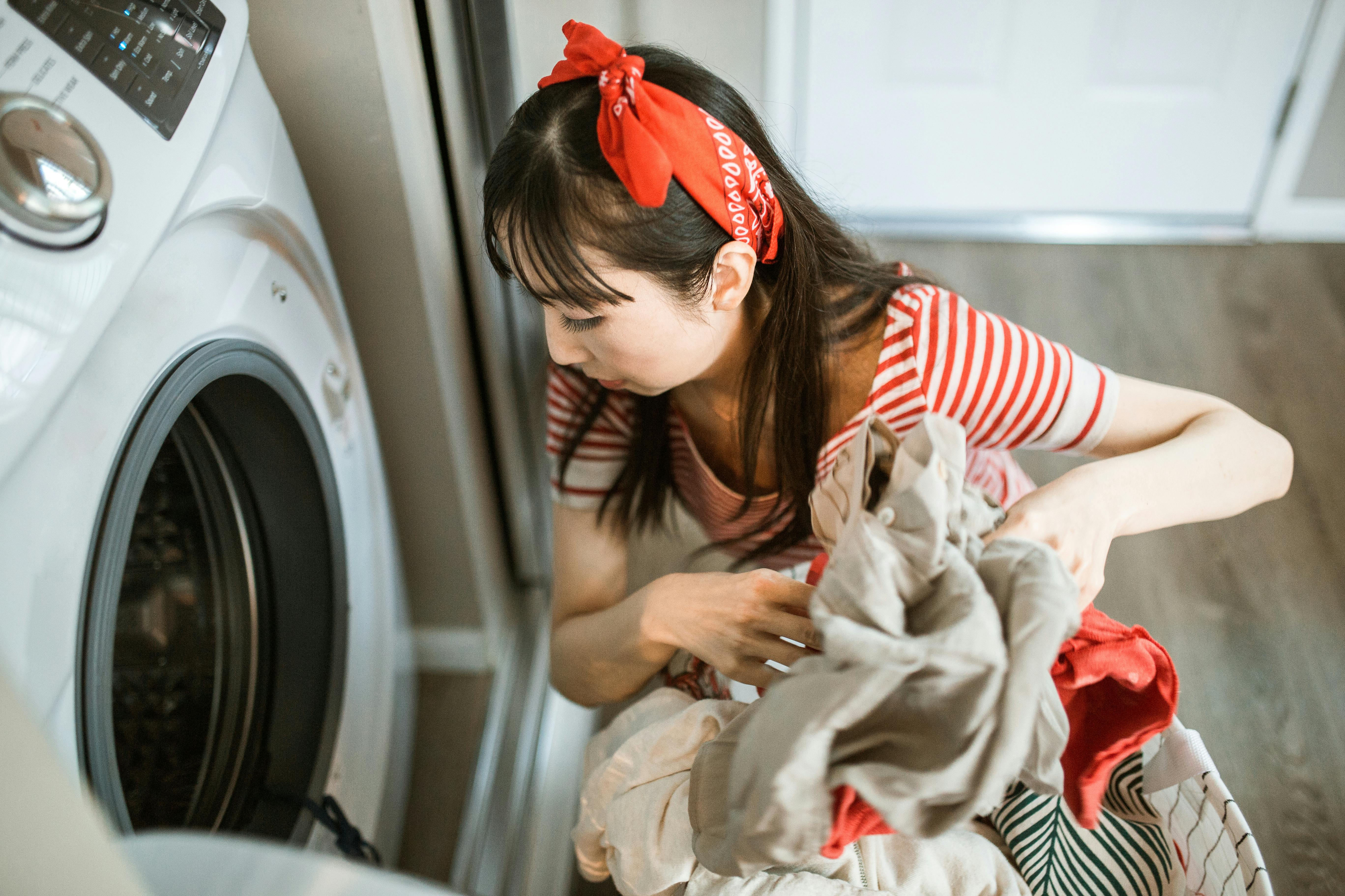 Woman Hand Put Color Absorbing Sheet Washing Machine Allows Wash Stock  Photo by ©FotoHelin 358147418