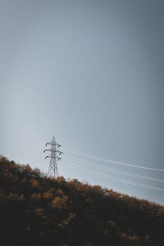 电线横跨宁静的山坡，捕捉着大自然的宁静与现代基础设施的交融