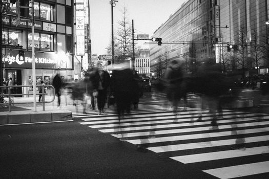 日本东京涉谷市行人过马路时的模糊动作镜头