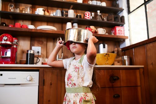 Meisje In Wit Overhemd Met Roestvrijstalen Kookpot