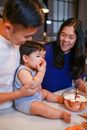 亚洲家庭和年幼的孩子在家里吃草莓，共度美好时光