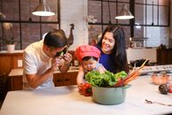亚洲家庭和孩子在厨房里一起做饭