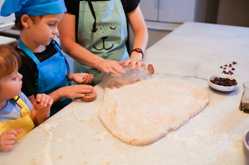 Gratis arkivbilde med alenemor, bake, barn