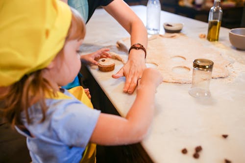 Gratis arkivbilde med alenemor, bake, barn