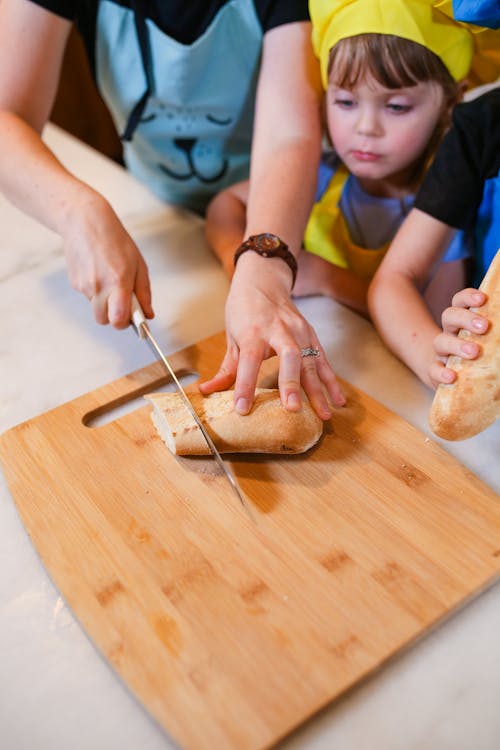 Gratis arkivbilde med alenemor, bake, barn