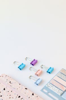 彩色文具在极简主义办公桌上美观地展示