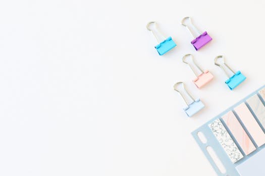 白色背景上，文具夹和纸条充满活力，留有文本空间