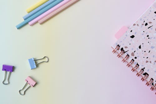 Roze En Witte Paperclip Op Witte Tafel