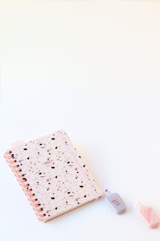 白色背景上，水磨石笔记本与文具项目奠定了最低限度的平