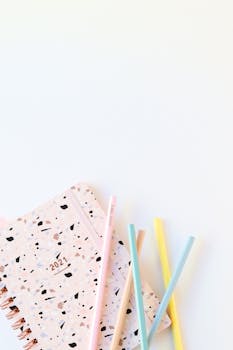 2021年的记事本采用扁平布局，白色背景上点缀着柔和的铅笔图案，非常适合激发创意灵感