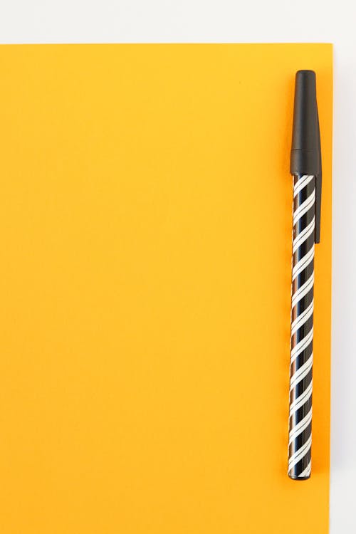 Zwart Witte Pen Op Geel Oppervlak