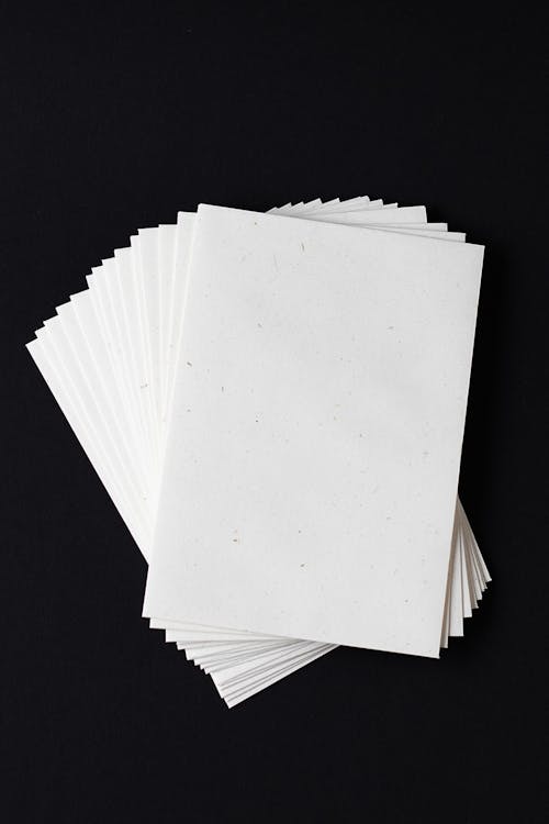 Papier D'imprimante Blanc Sur Surface Noire