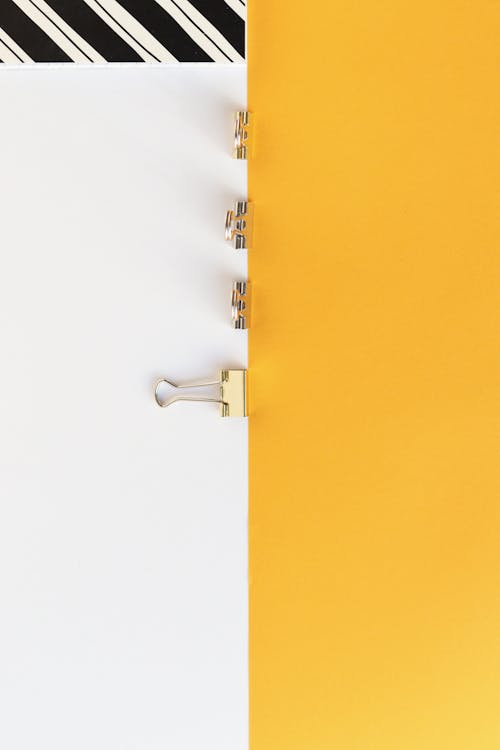노란색 벽에 흰색 전구