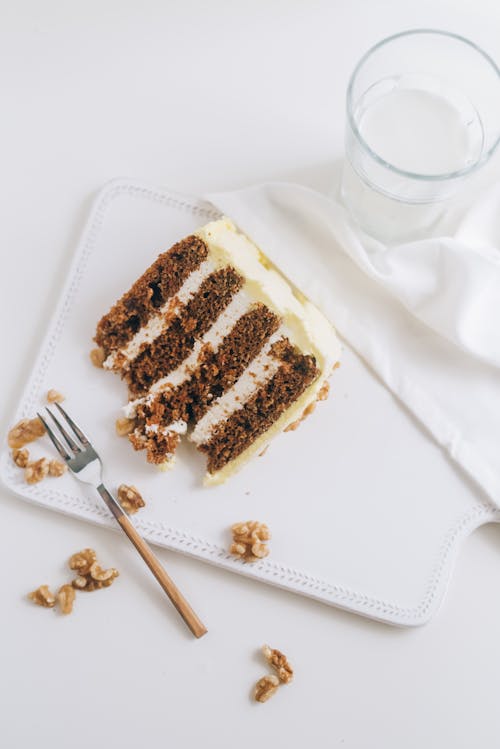 Geschnittener Kuchen Auf Weißer Keramikplatte Neben Silbergabel