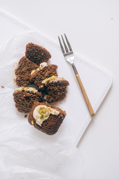 Bolo De Chocolate Na Placa De Cerâmica Branca Com Garfo E Faca