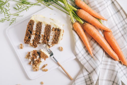 Karotten Und Brot Auf Weißer Keramikplatte