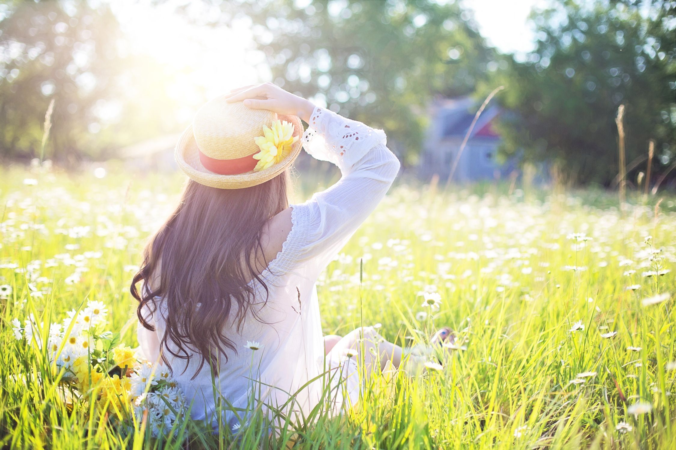 Mulher ao ar livre em contato com a natureza, representando vitalidade e energia corporal