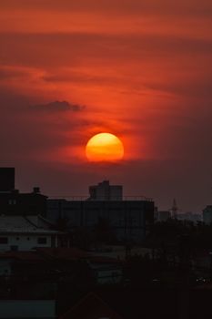 生动的橙色色调照亮了城市天际线，呈现出迷人的日落景色